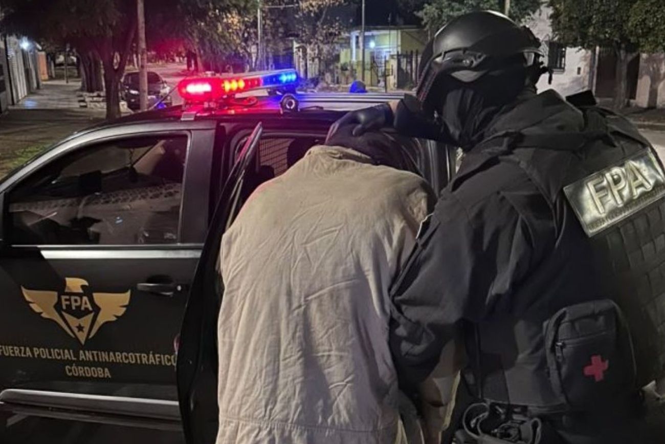 La Fuerza Policial Antinarcotráfico realizaron un allanamiento y detuvieron a una persona en un domicilio ubicado en la ciudad de Córdoba.