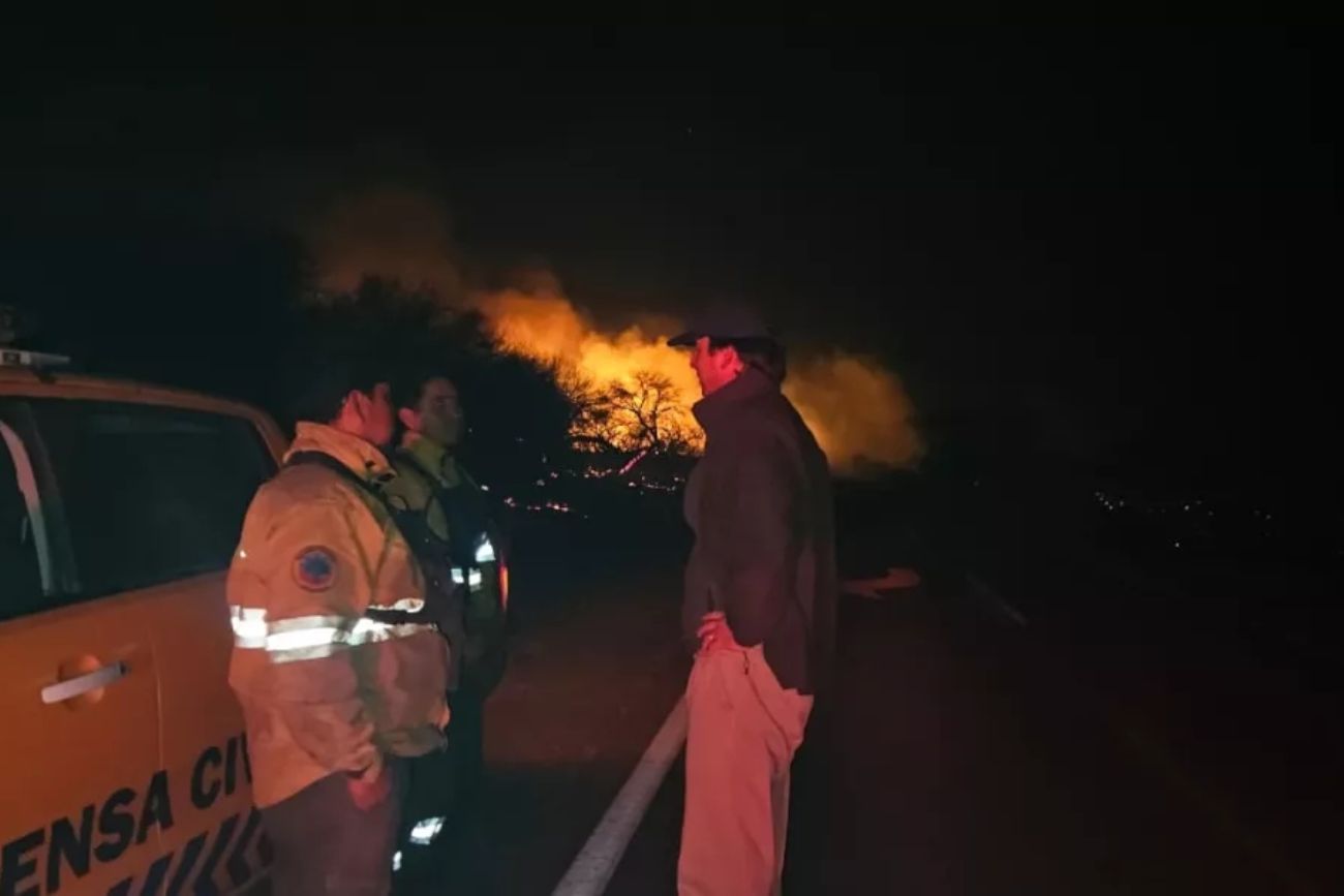 El viento Zonda agravó un incendio forestal en Cafayate: arrasó 200 hectáreas y amenaza una zona estratégica. (@RadioSaltaAM840)