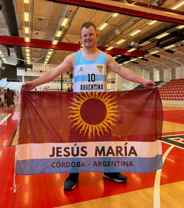 Leonardo Seculini, campeón mundial de básquet para equipos con síndrome de Down. El único cordobés de la selección nacional.