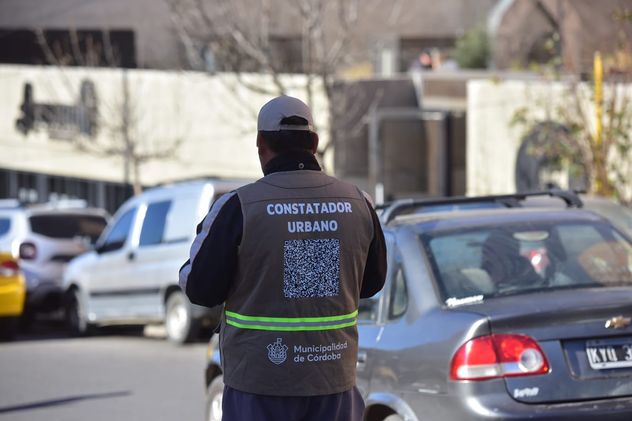 Estacionamiento medido y controlado por un constatador urbano en la zona de Tribunales 2, Córdoba.