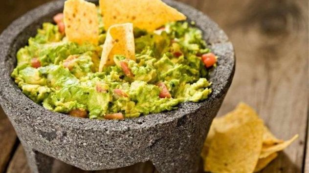 El guacamole tradicional se prepara triturando el aguacate a mano para conservar su textura cremosa y sus sabores naturales.