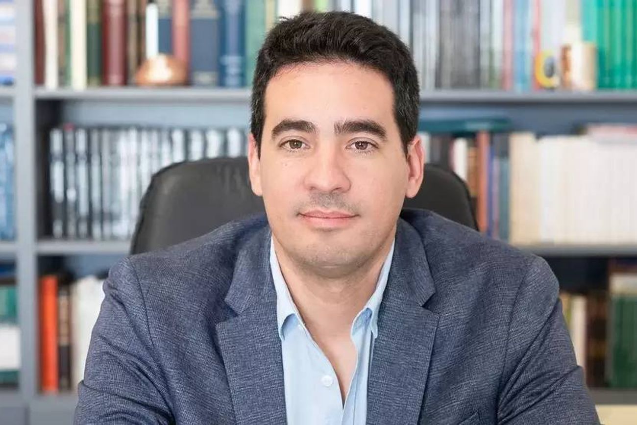 Adrián Ravier nuevo vocero oficial.