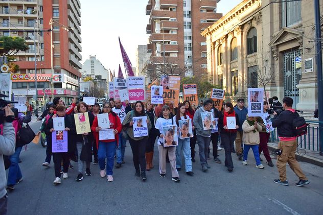Familiares de Agostina Vega marchan pidiendo justicia.