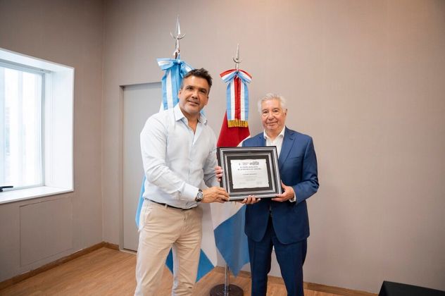 Facundo Torres Lima le entrega a Pedro Spinetti el reconocimiento en 2025 en la Legislatura.