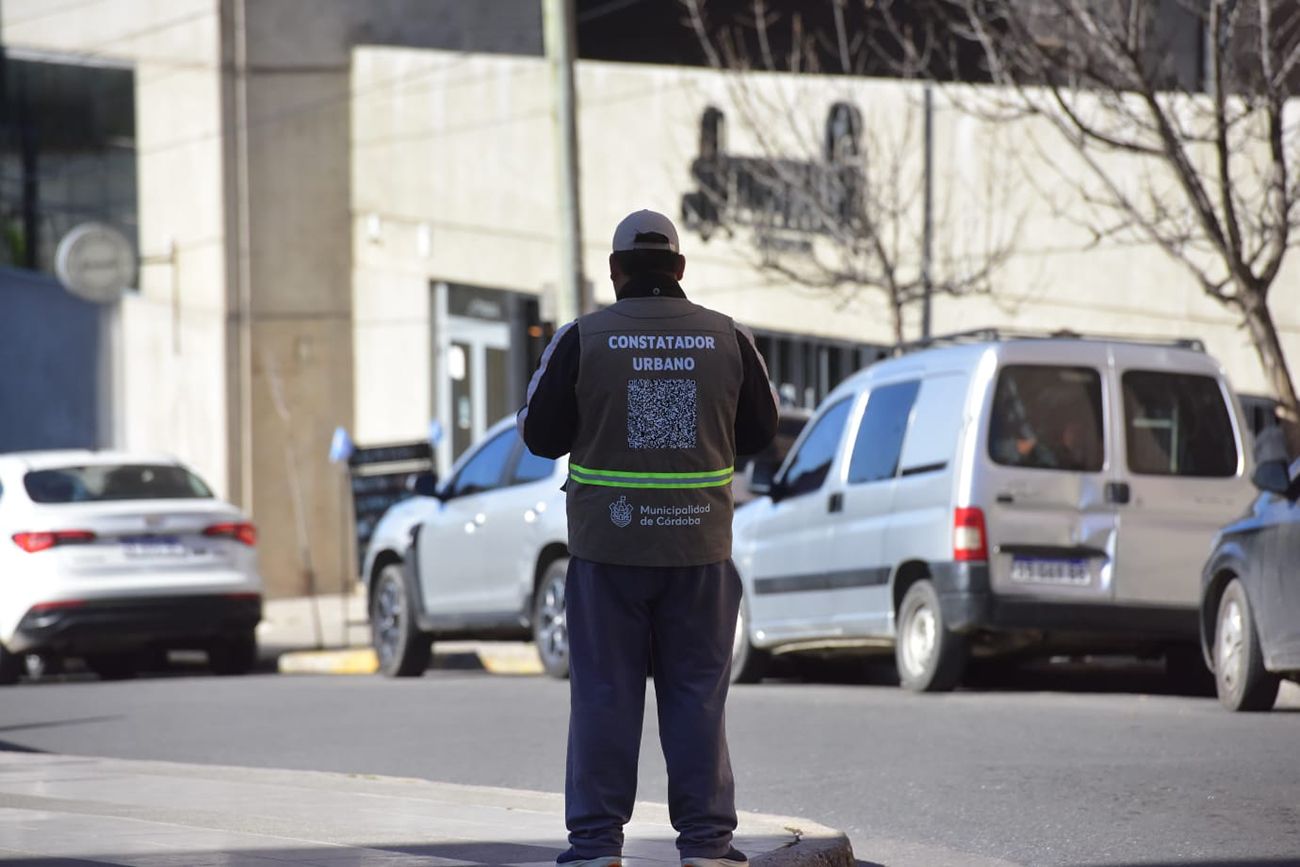 Estacionamiento medido y controlado por un constatador urbano en la zona de Tribunales 2, Córdoba.