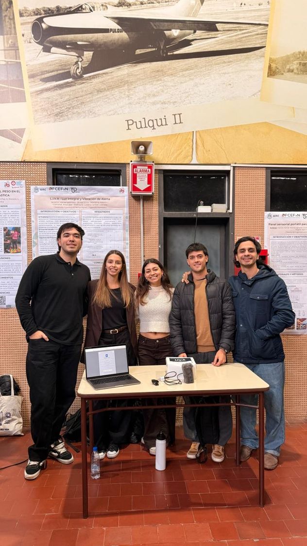 Integrantes del equipo de "LIVA", dispositivo de asistencia nocturna para padres con Hipoacusia. (Cátedra Ingeniería en Rehabilitación de 5to año de la carrera Ingeniería Biomédica).