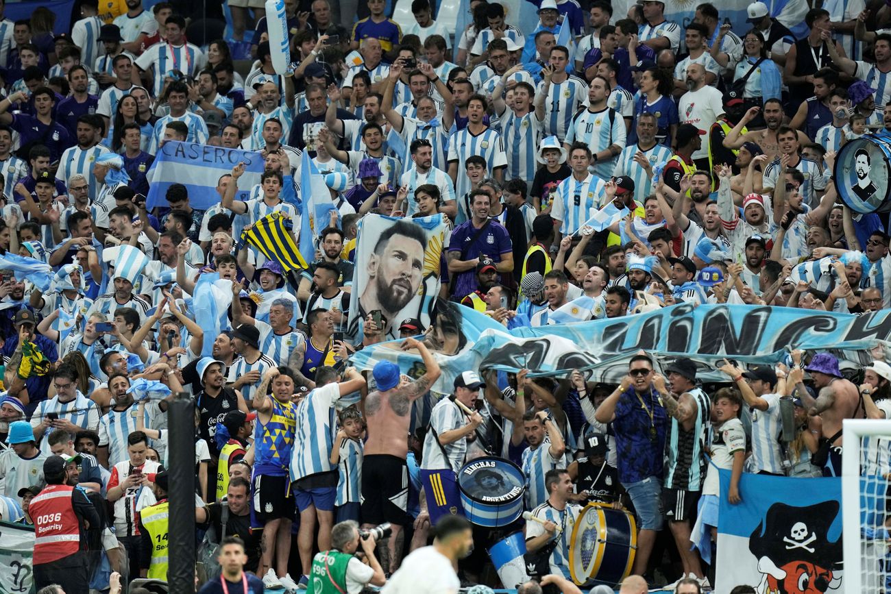 La hinchada argentina, siempre bancando con inventiva. (Captura de TV)