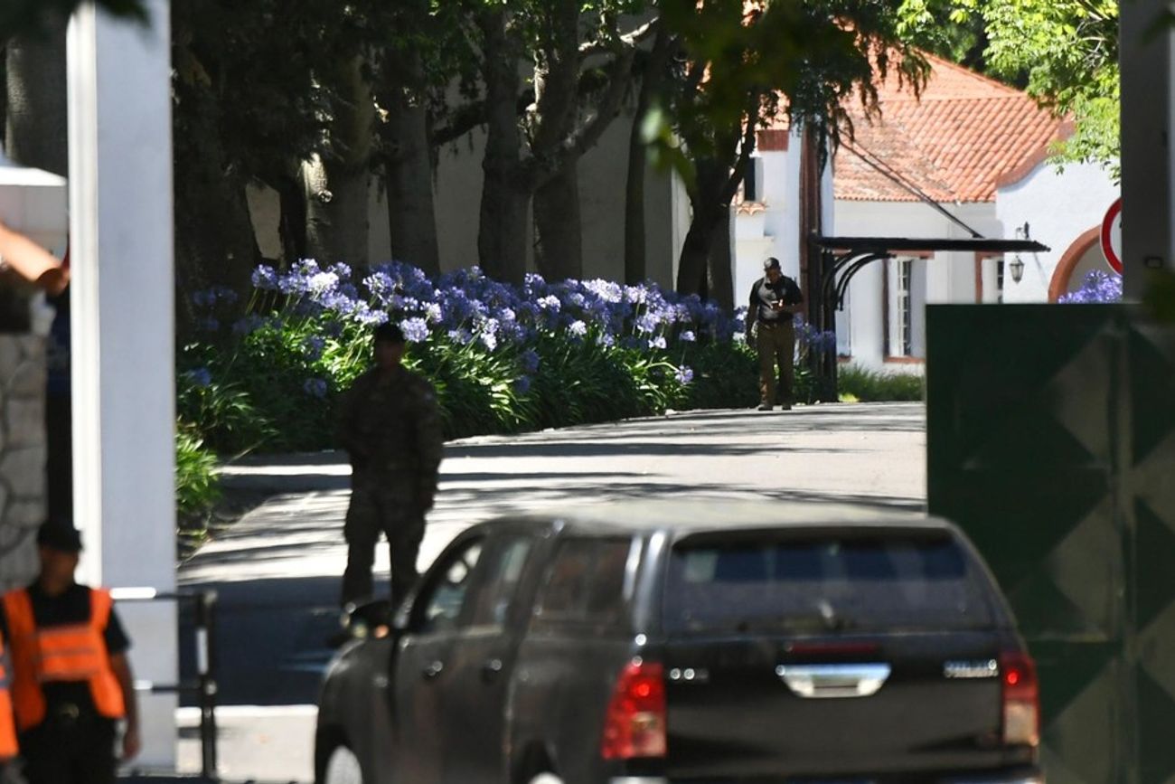 Conmoción en la Quinta de Olivos tras encontrar muerto a un joven que realizaba tareas de vigilancia. (Clarín/Pablo Elías9