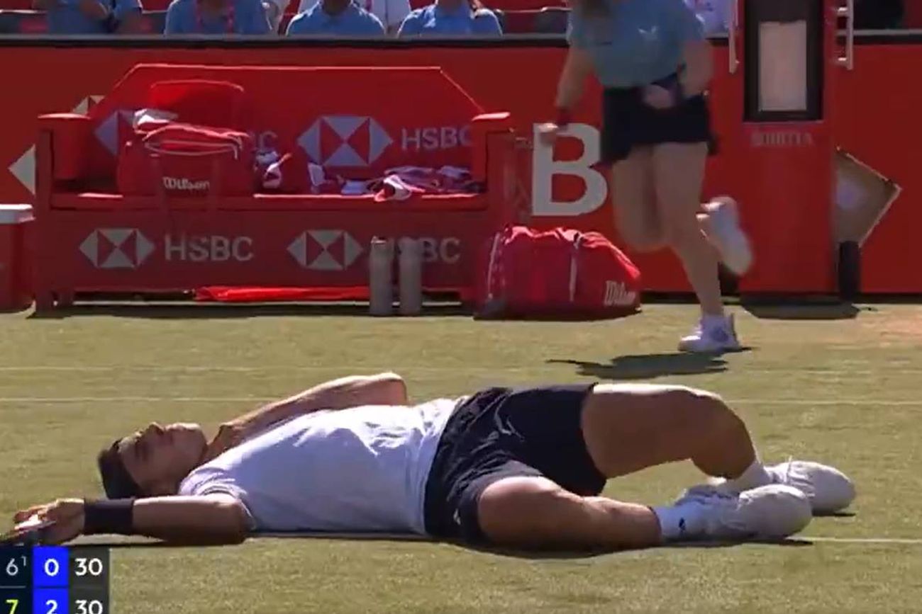 Dúrisimo pelotazo en el cuello y triunfo para Francisco Cerúndolo, que está en semifinales de Queen's