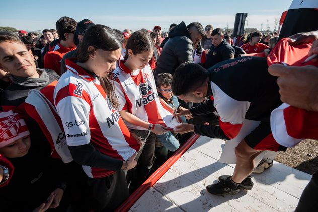 Jugadores de Instituto junto a socios.