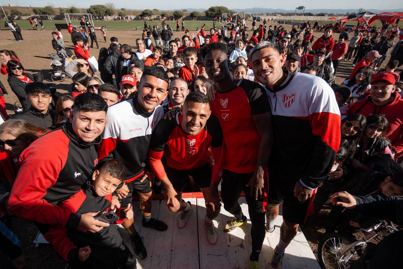 Jugadores de Instituto junto a socios.