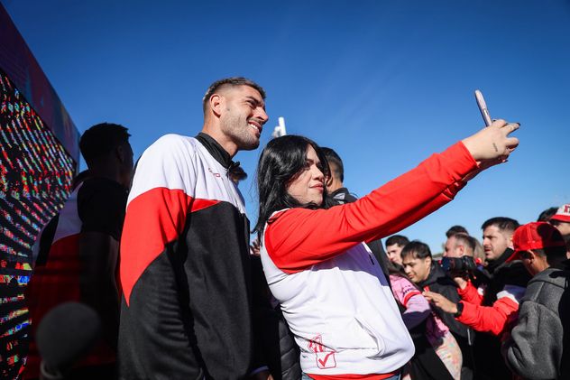 Jugadores de Instituto junto a socios.