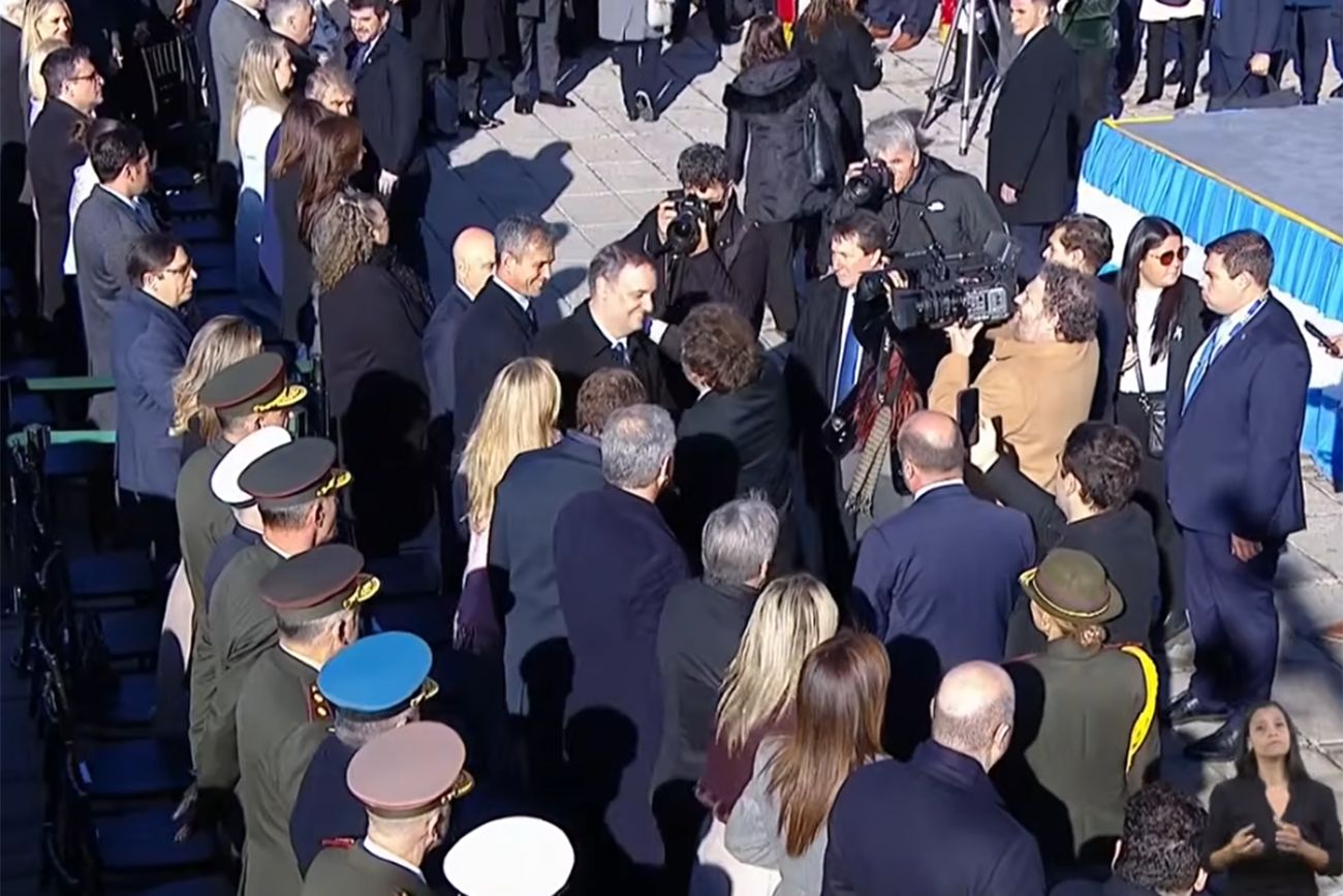 El abrazo entre Milei y Adorni.