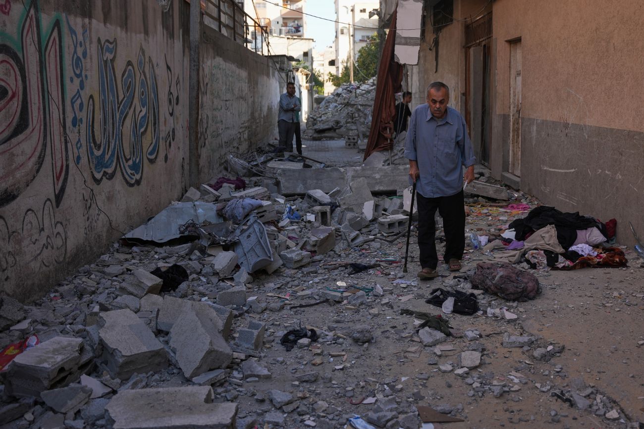 Residentes inspeccionan los escombros del apartamento de una familia palestina safadi en la ciudad de Gaza, el sábado 20 de junio de 2026, tras un ataque aéreo israelí durante la noche. (Foto AP / Abdel Kareem Hana)