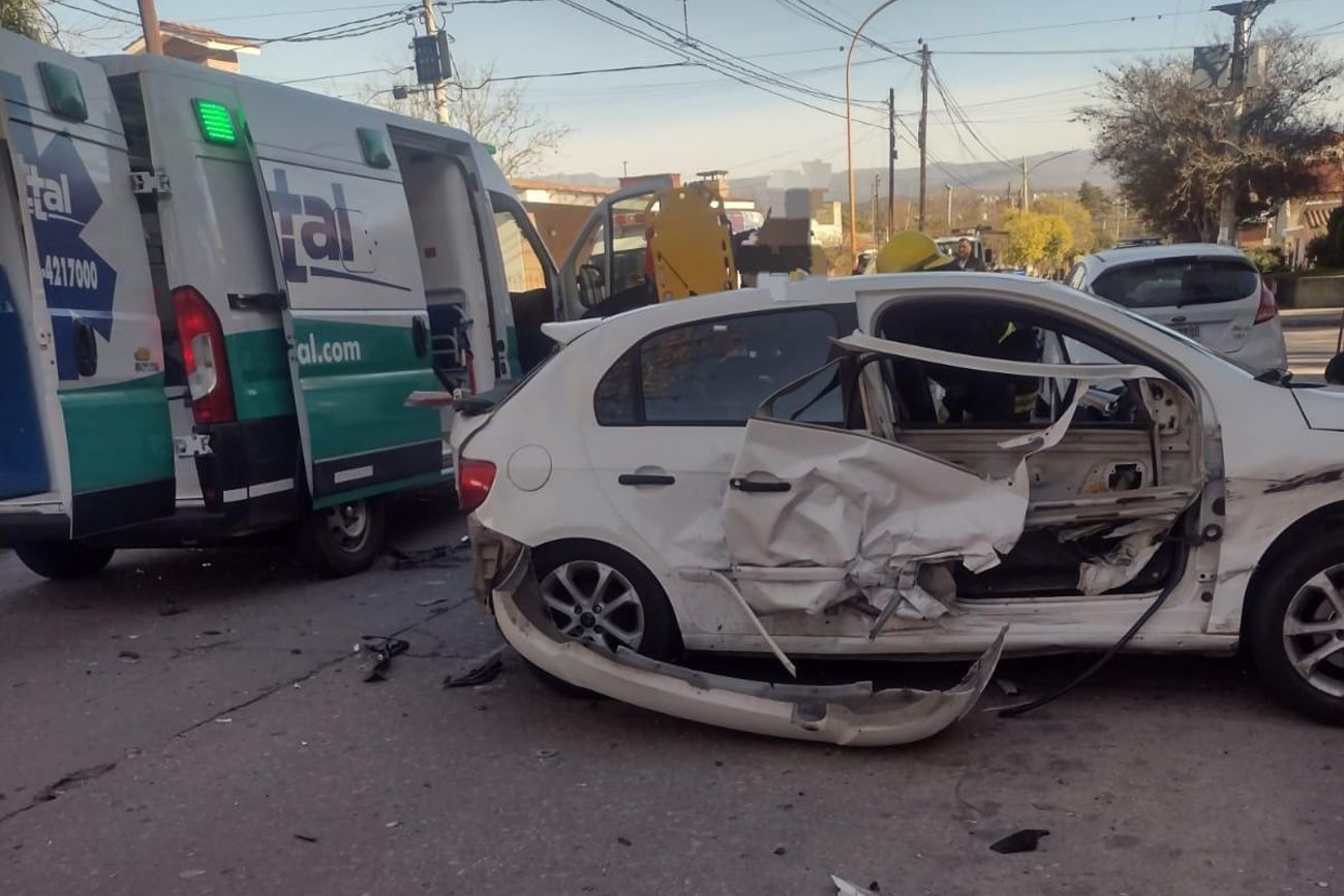 Villa Carlos Paz: siniestro, rescate entre los hierros y dos jóvenes heridos 