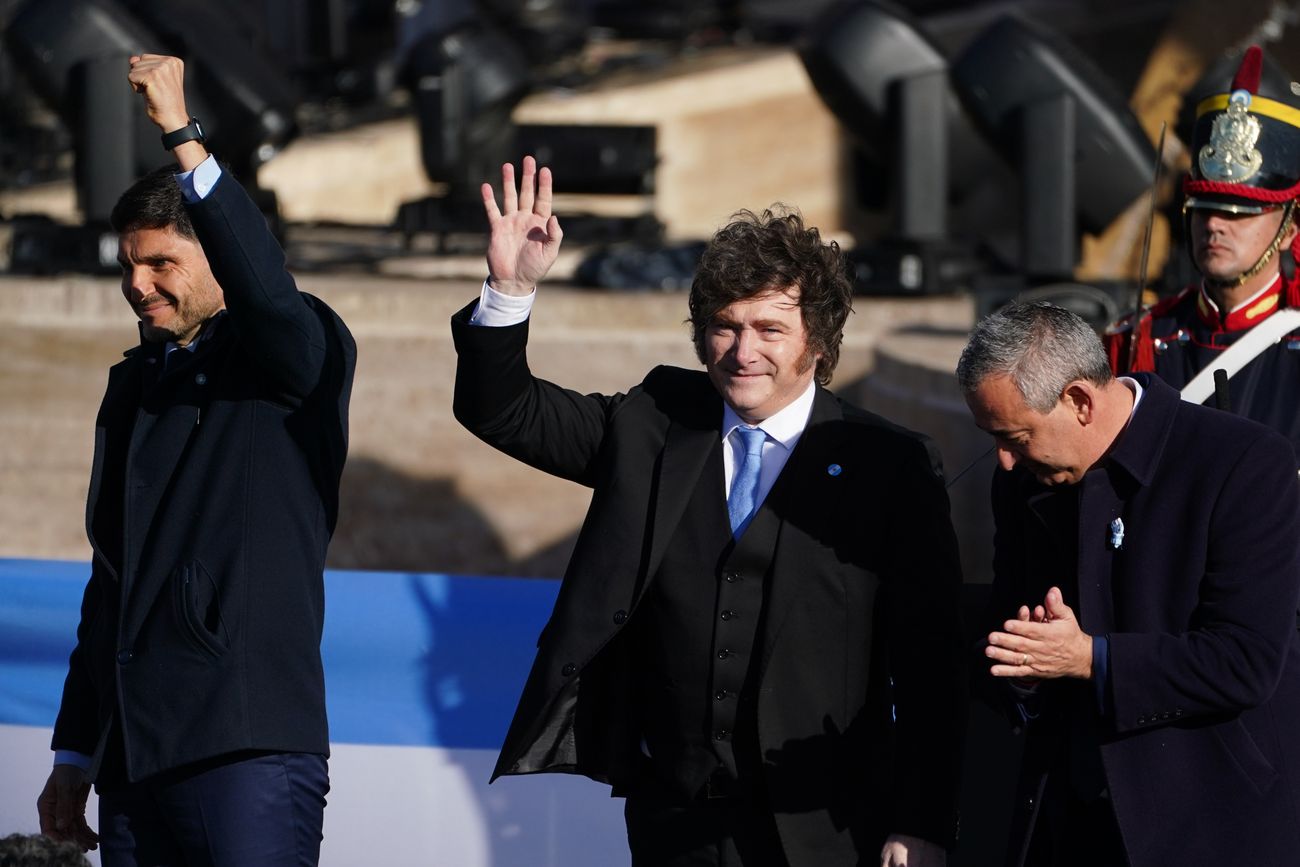 ROSARIO ARGENTINA – 20 DE JUNIO: El presidente argentino Javier Milei encabeza acto por Día la Bandera junto al gobernador Santa Fe Maximiliano Pullaro y secretaria general Presidencia Karina Milei. vicepresidenta Victoria Villarruel asistió evento tras denunciar que no fue invitada formalmente Ejecutivo Nacional. También estuvo presente vocero Manuel Adorni en medio controversia investigación judicial su contra presunto enriquecimiento ilícito.