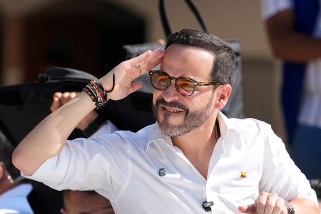 El candidato presidencial Abelardo de la Espriella, del movimiento Defensores de la Patria, saluda después de votar durante las elecciones presidenciales en Barranquilla, Colombia, el domingo 31 de mayo de 2026. (Fernando Vergara)