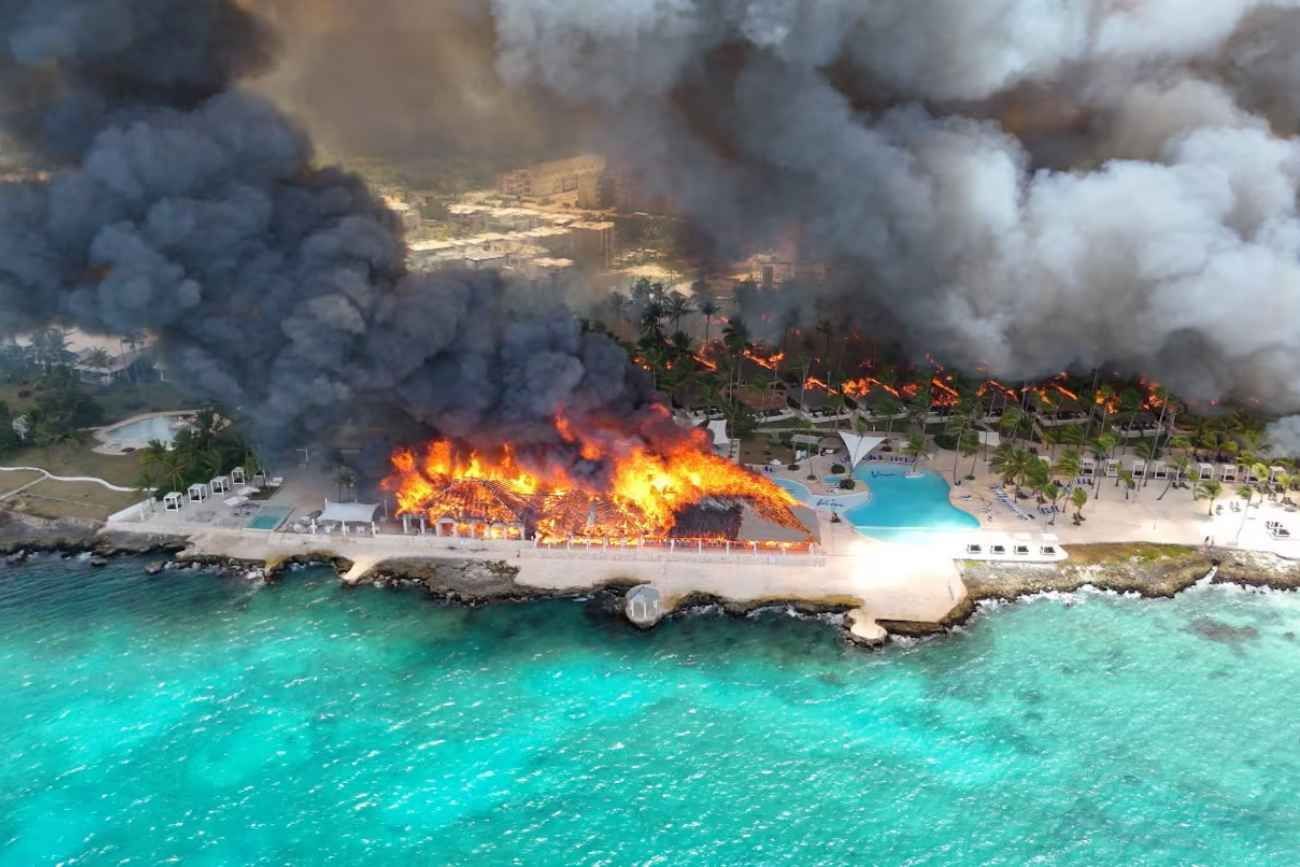 Una vista aérea captada por un dron muestra un incendio en el hotel Viva Wyndham Dominicus Beach, en Bayahibe, provincia de La Altagracia, República Dominicana.