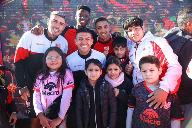 Jugadores de Instituto junto a socios.