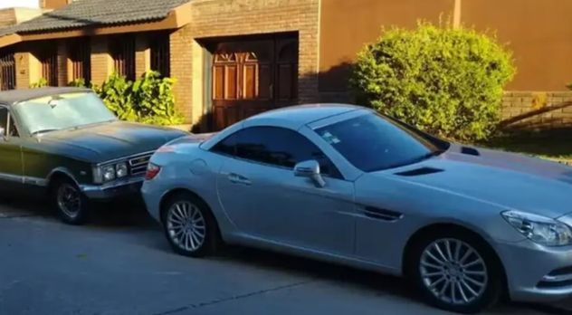 En el domicilio allanado de Jayo había varios vehículos, entre ellos el Mercedes Benz convertible secuestrado al inspector municipal en la causa de habilitaciones de bomberos.