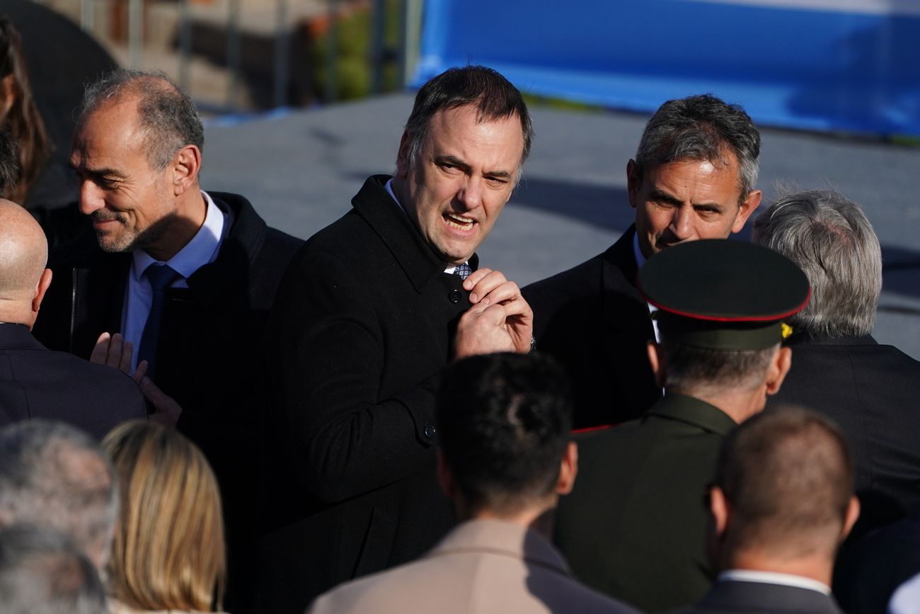 Hace una semana, en el acto por el Día de la Bandera, Adorni  recibió el respaldo del Presidente. Pese a eso, Sus horas en el Gobierno están contados.