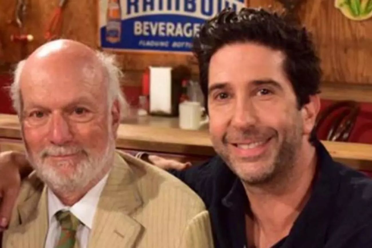 James Burrows junto a David Schwimmer, en "Friends".