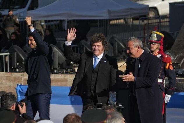 Milei y Adorni, en el acto por el día de la Bandera en Rosario.