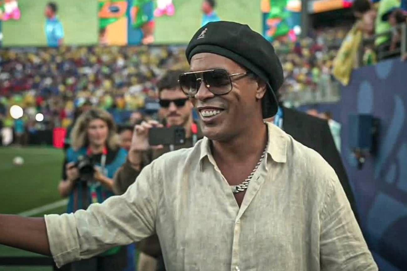 Ronaldinho volvería a las canchas.