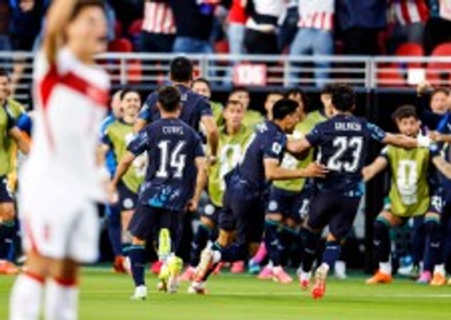 Matías Galarza festeja su gol, clave para Paraguay.