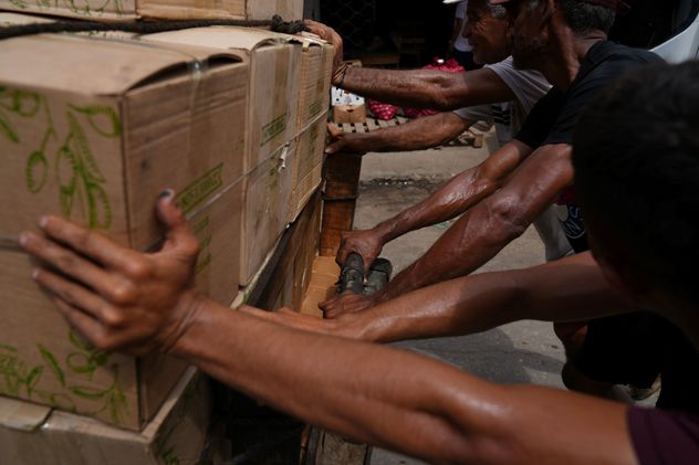Hombres empujan un carrito en el mercado público de Barranquilla, Colombia, el sábado 20 de junio de 2026. (Rodrigo Abd)