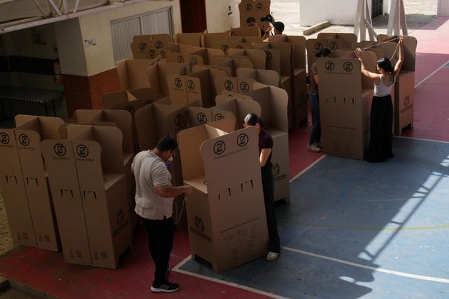 Trabajadores electorales instalaron un centro de votación en preparación para la segunda vuelta presidencial del domingo en Barranquilla, Colombia, el 20 de junio de 2026. (Rodrigo Abd)