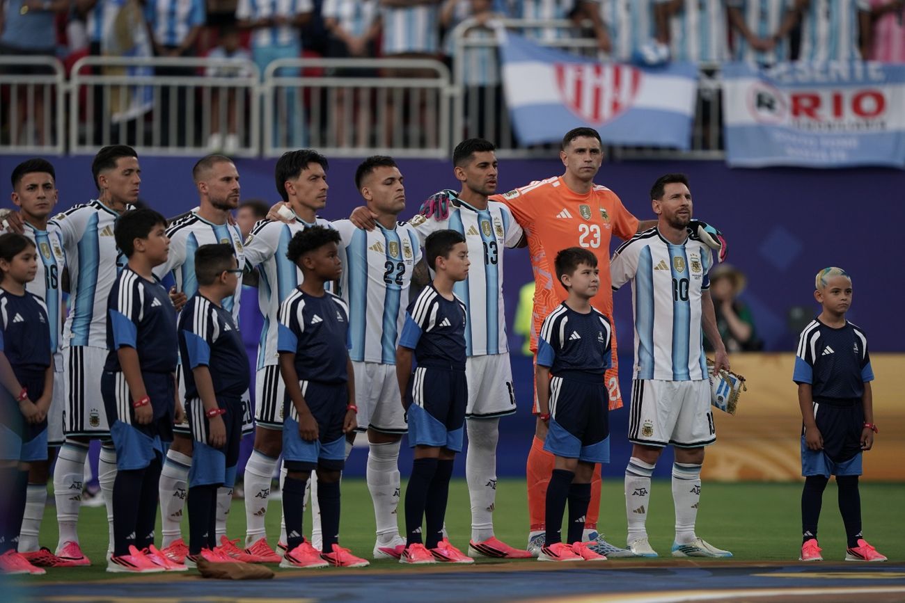 La Selección Argentina, junto con niños en el Mundial. 
