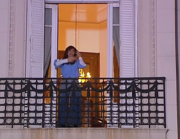 Cristina Kirchner desde su balcón saludando en el Día de la Bandera 