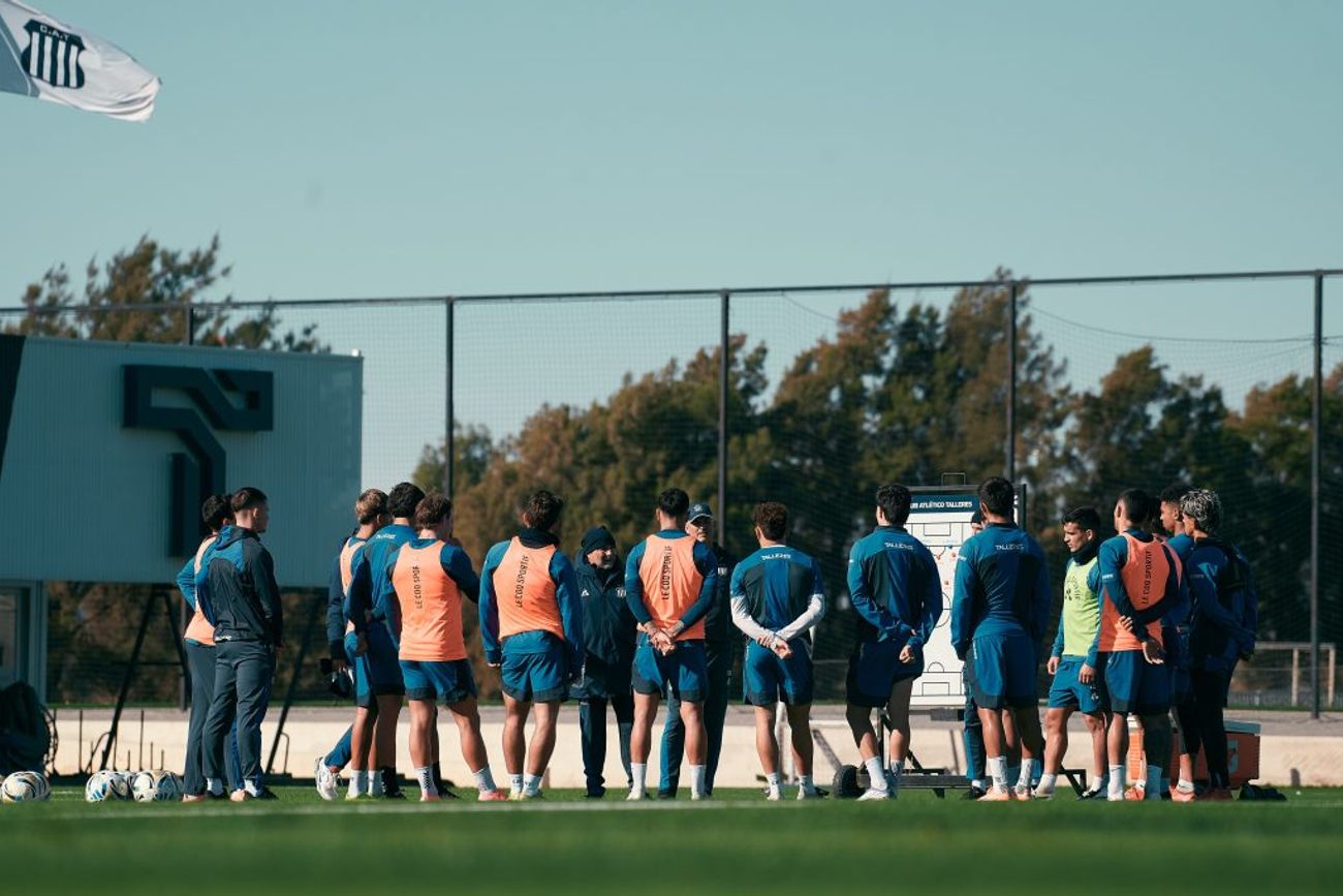 Talleres y Sampaoli en una práctica.