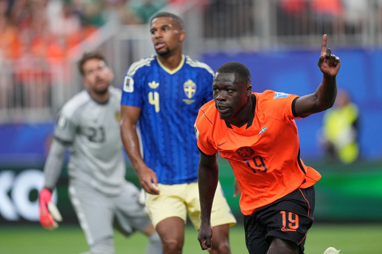Países Bajos se despertó y goleó 5-1 a Suecia