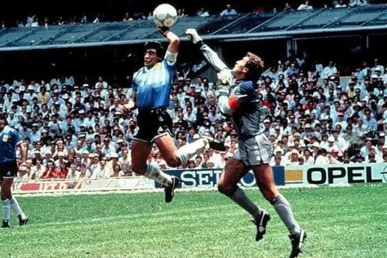 Maradona y "la mano de Dios" ante Inglaterra en el Mundial de México 1986. (Archivo La Voz)