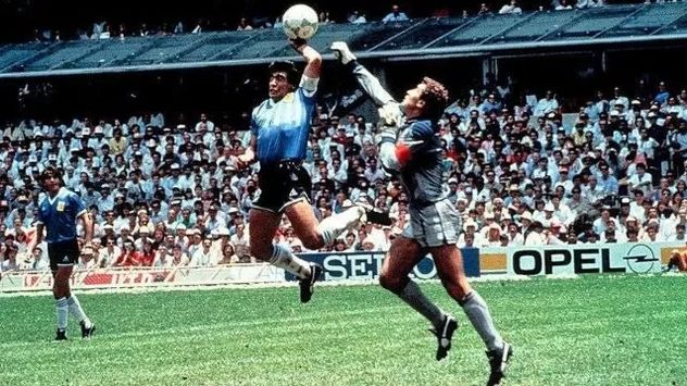 Maradona y "la mano de Dios" ante Inglaterra en el Mundial de México 1986. (Archivo La Voz)