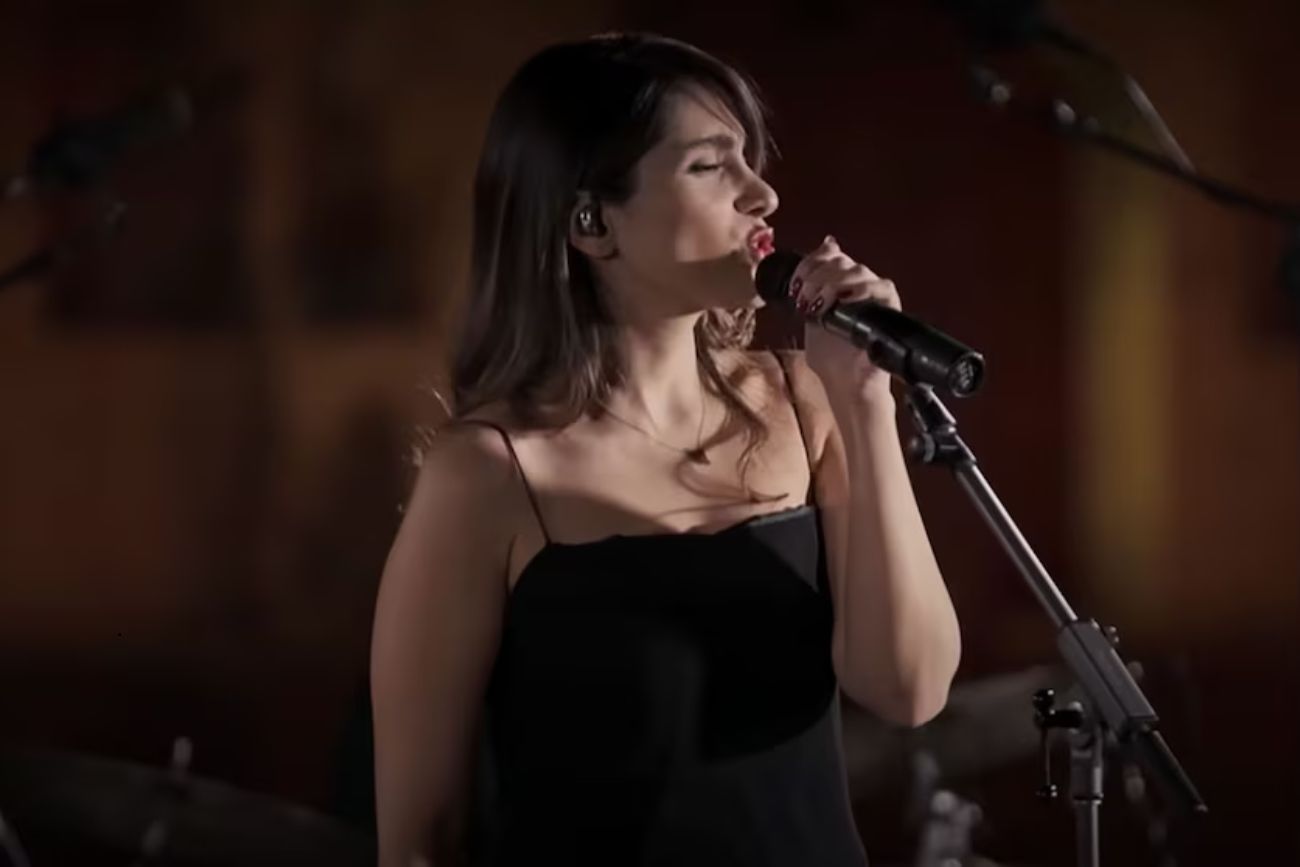 Quién es Parastoo Ahmadi la cantante que recibió 74 latigazos por hacer un concierto sin velo