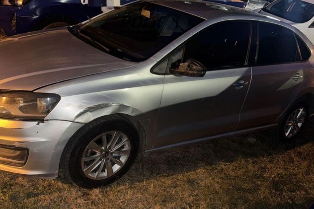 Los delincuentes circulaban en un Volkswagen Polo gris, que fue secuestrado