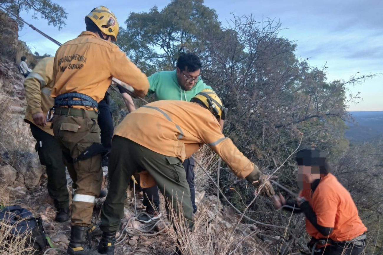 Córdoba: rescataron a una mujer que cayó por un barranco en San Marcos Sierras
