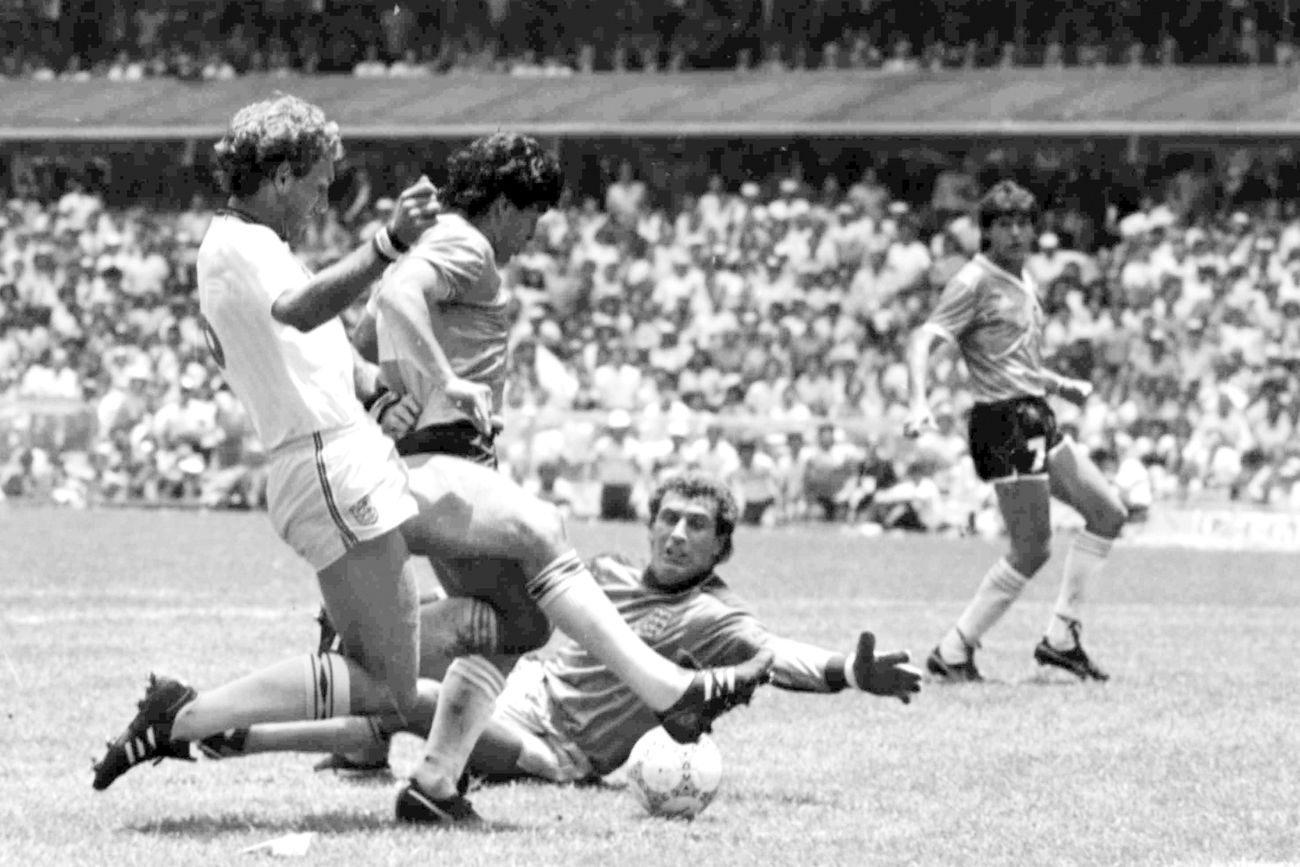 La apilada memorable de Diego Armando Maradona, coronada después de esquivar a medio equipo británico, en México '86.