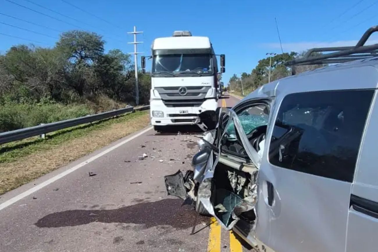 Grave siniestro en la ruta 64: un hombre resultó herido tras un choque entre un camión