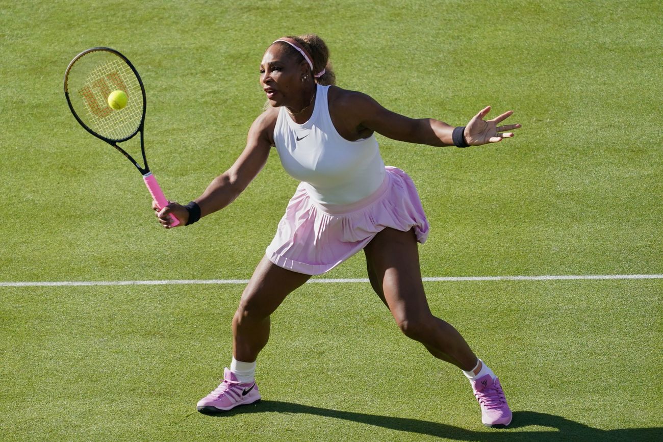 Serena Williams jugará en singles y también en dobles, junto a su hermana Venus, en el pasto de Wimbledon. (AP)