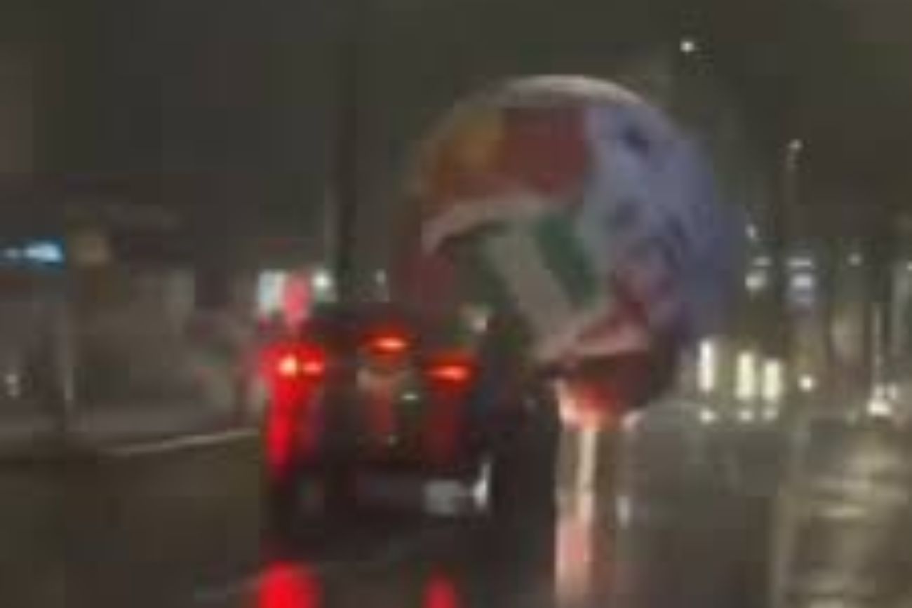 Una pelota inflable gigante del Mundial 2026 rodó por las calles de El Salvador tras una fuerte tormenta