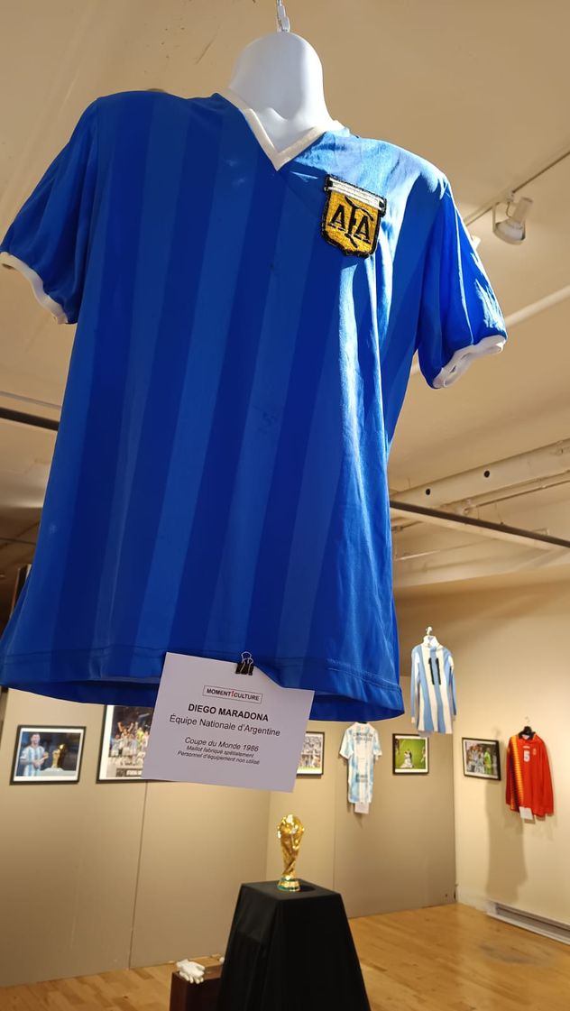 En Montreal se puede ver la camiseta del “10” en una muestra de los Mundiales. 