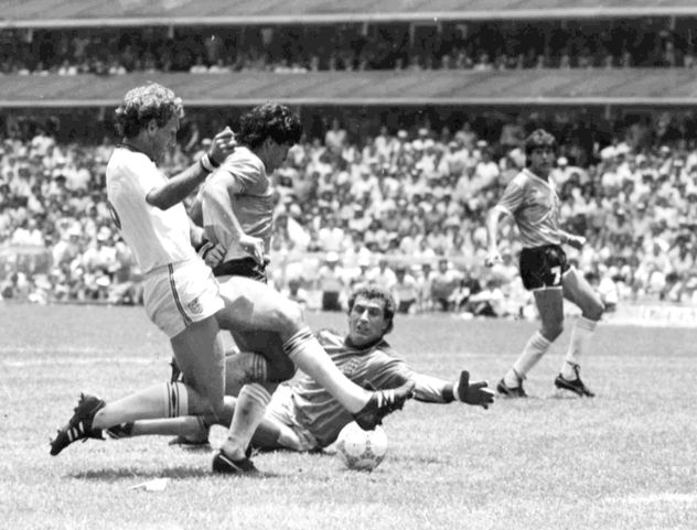 Fin de la gran obra de Diego. La jugada arrancó en la mitad de la cancha, Maradona dejó en el camino a medio equipo inglés y marcó el segundo gol.