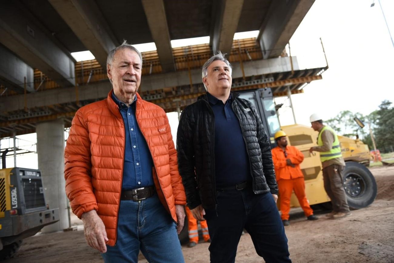 Juan Schiaretti y Martín Llaryora en la obra de Circunvalación en Río Cuarto.