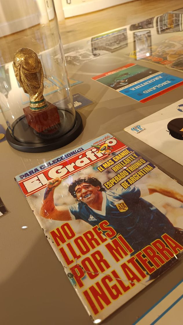 Más recuerdos de Diego y de Argentina, en la muestra mundialista de Montreal.