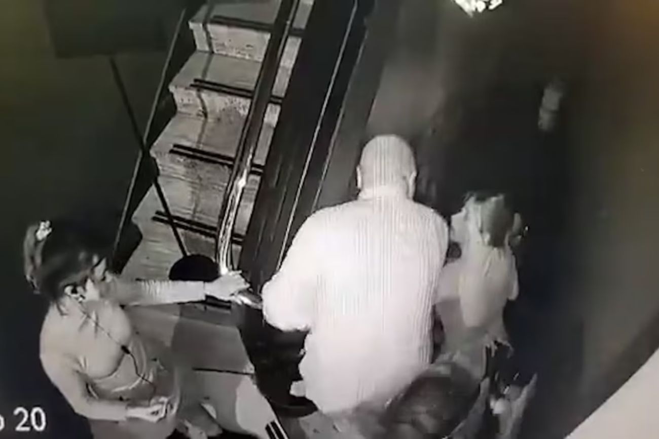 Denuncia por agresión: el director de un reconocido colegio inglés fue filmado atacando a una camarera en un bar