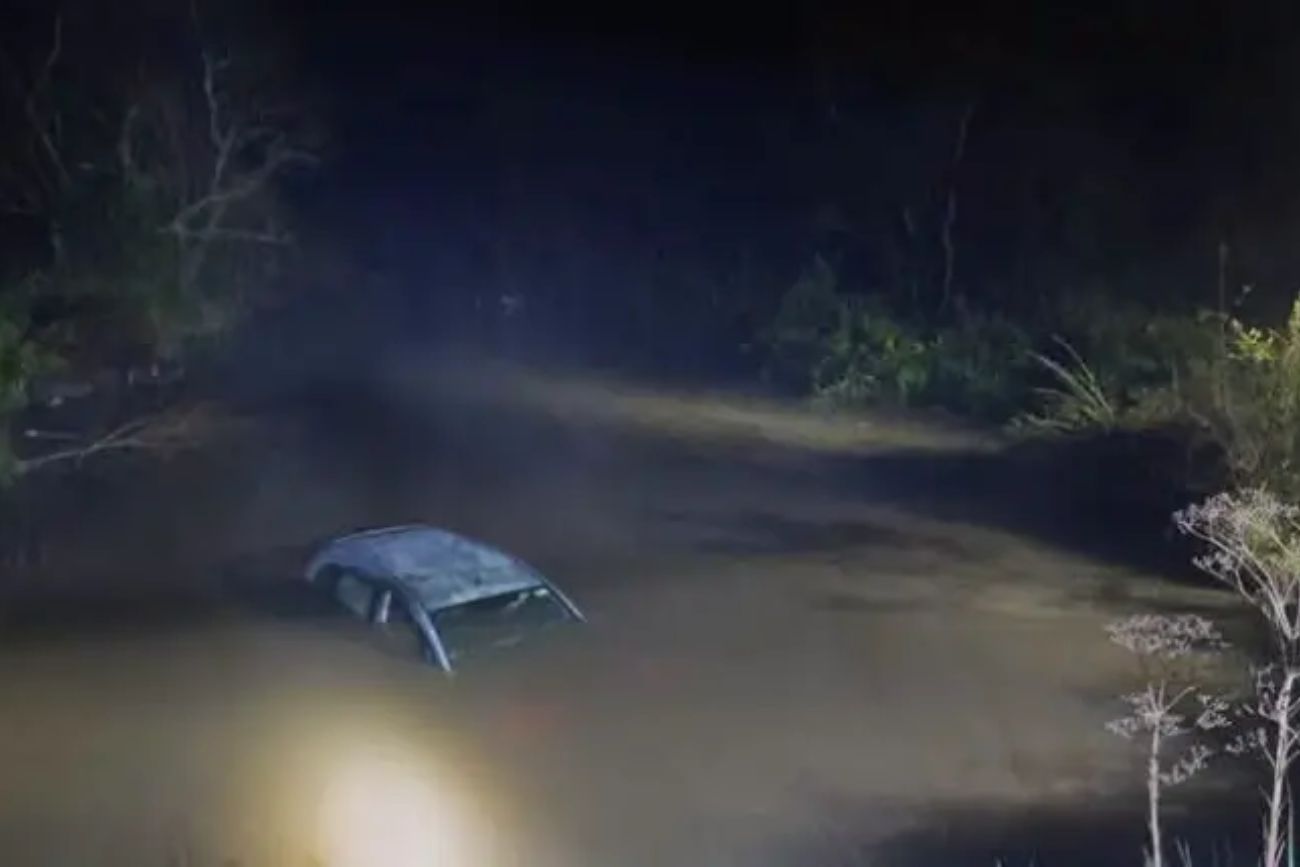 Se despistó en el auto y cayeron a un arroyo: una pareja fue rescatada por un familiar